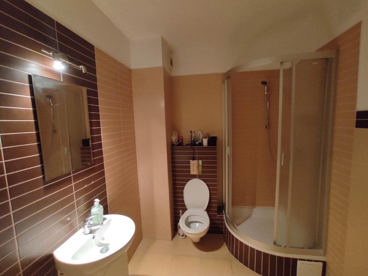 Nice Room With 2 Shared Bathrooms ,Wc , 2Km To Old Town -100M From Metro Szwedzka Varsovie Extérieur photo